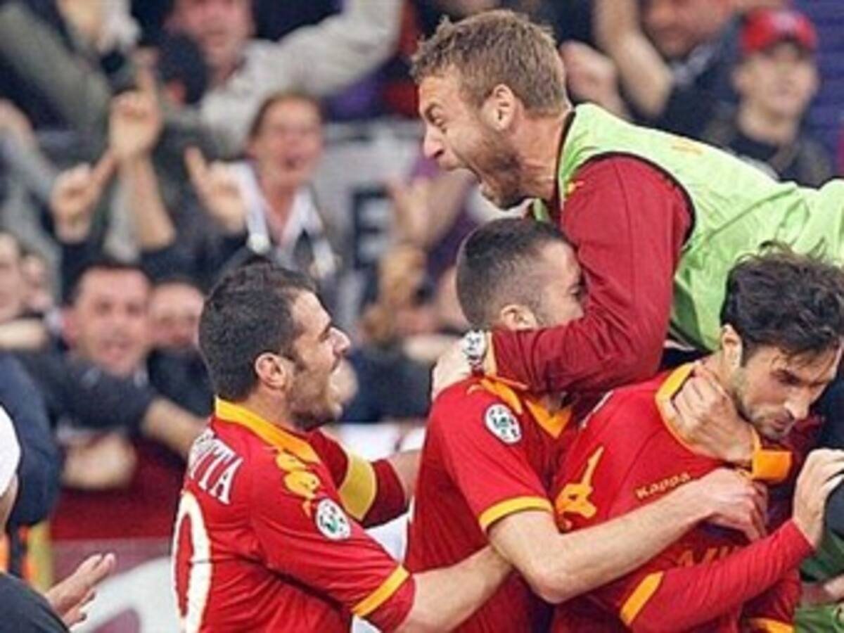 La Roma derrota a Lazio 2-1 y retoma liderato en Italia