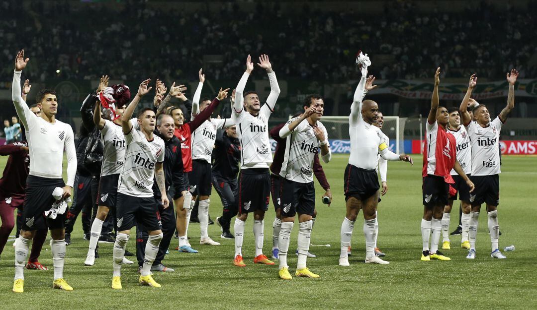 Los jugadores de Athletico Paranaense celebran la clasificación a la final de la Copa Libertadores.