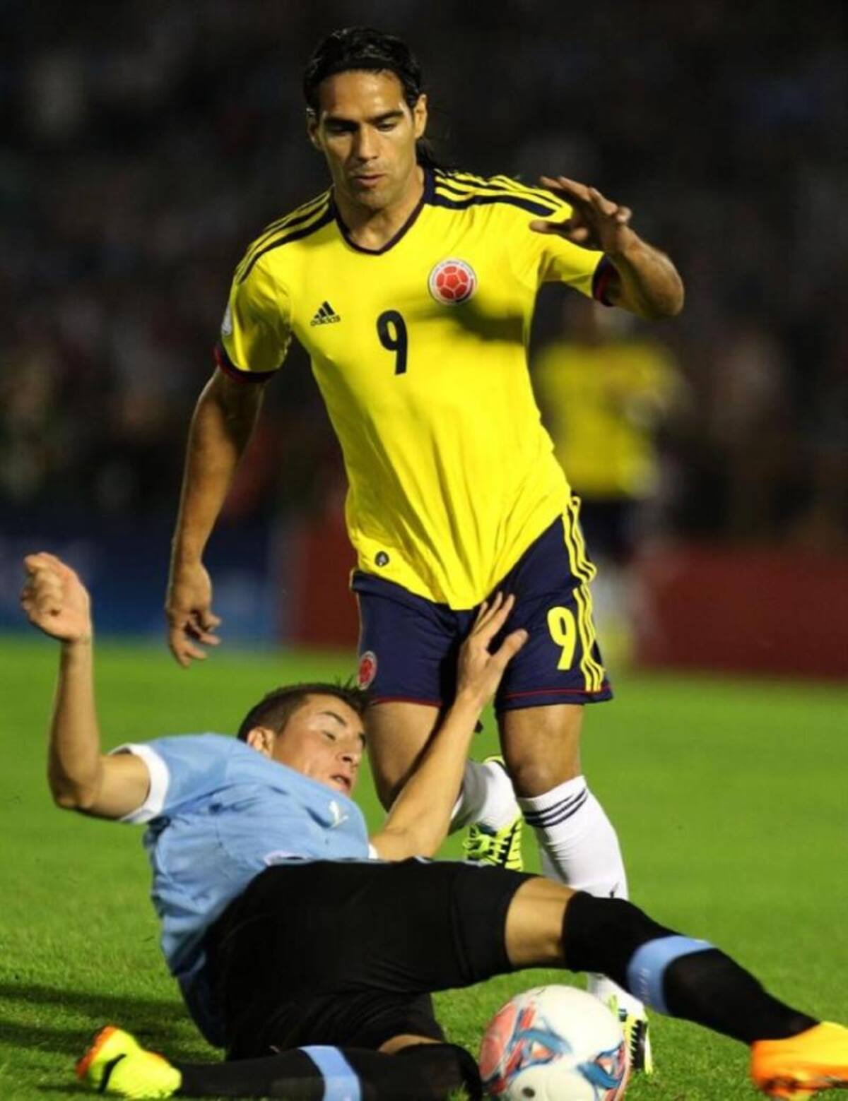Con goles de Edison Cavani y Cristian Stuani la selección 'charrúa' venció 2-0 a Colombia y llegó a 22 puntos, peleando la cuarta casilla con Ecuador, que tiene la misma puntuación.