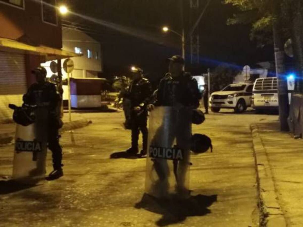 Dos presuntos delincuentes heridos en asalto a un bus urbano