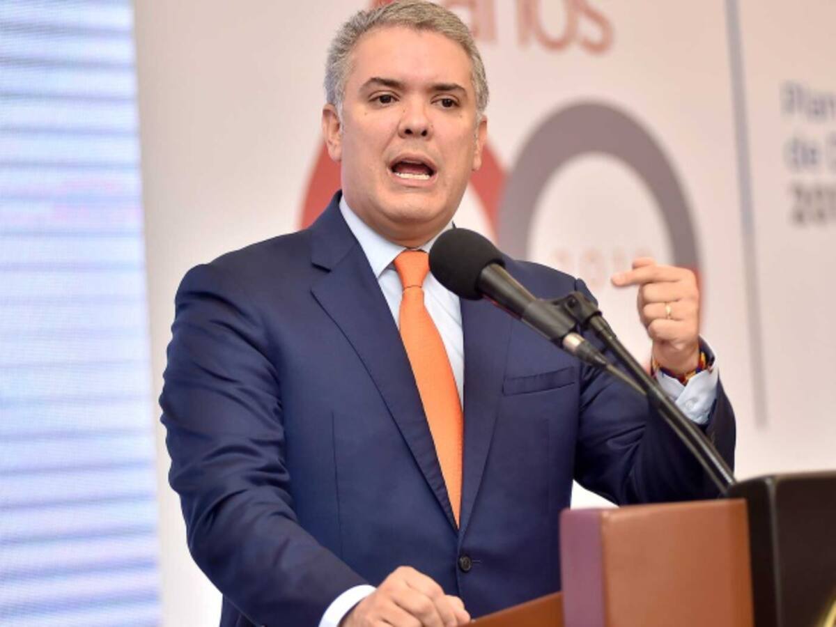 ¡Vuelve y juega! En redes sociales "le cobran" IVA a comentarios de Duque