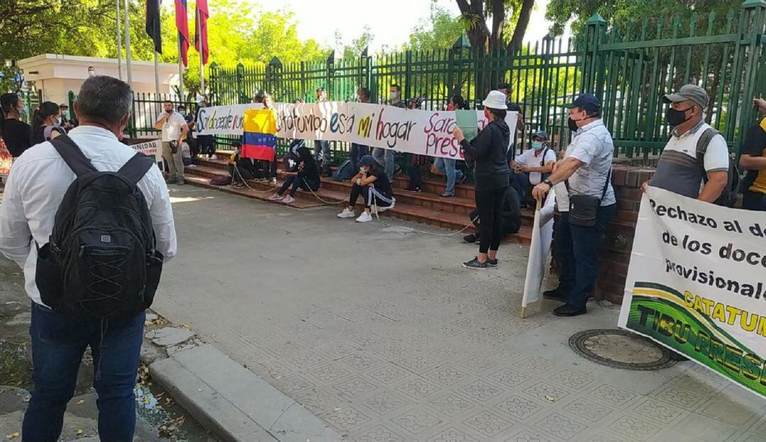 Docentes del Catatumbo se encadenan en la gobernación de Norte de Santander