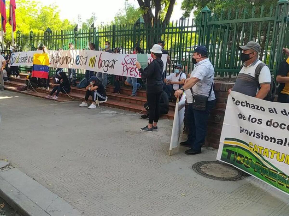 Docentes del Catatumbo se encadenan en la gobernación de Norte de Santander