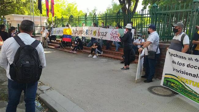 Docentes del Catatumbo se encadenan en la gobernación de Norte de Santander
