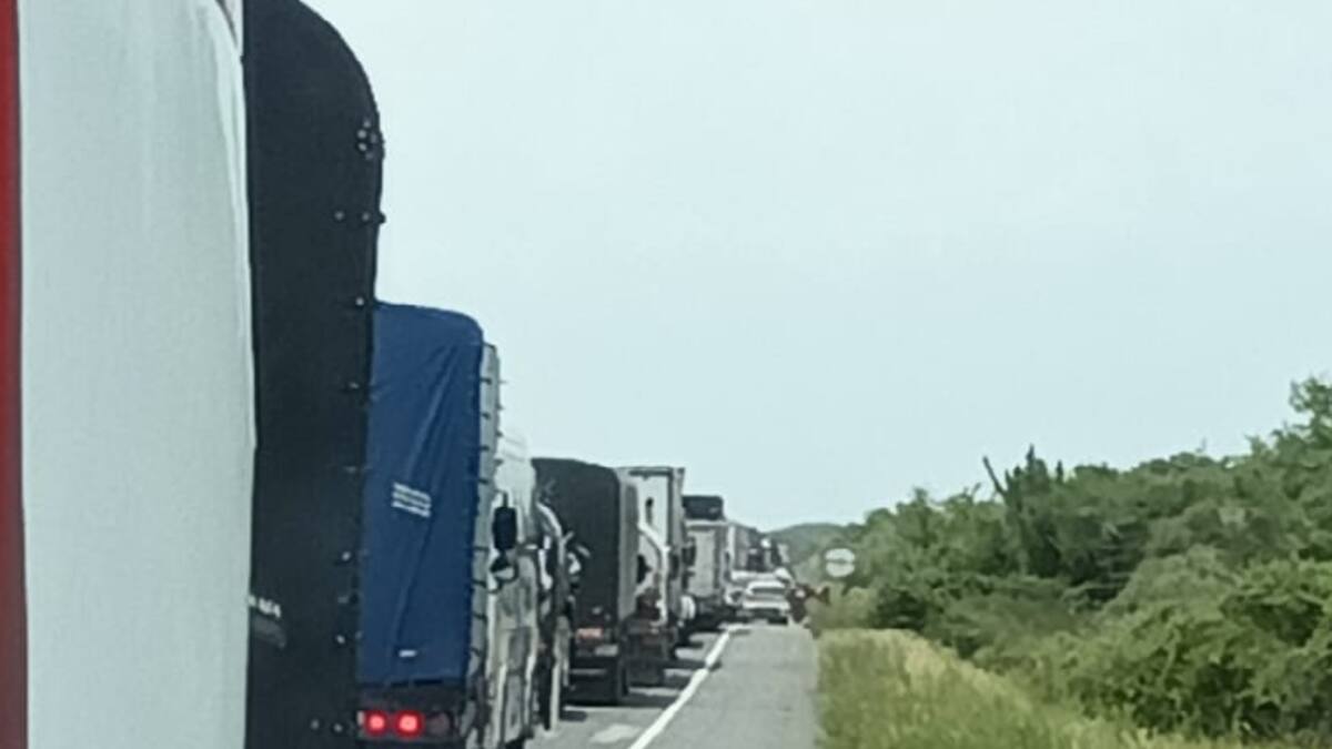 Extrabajadores de la Alcaldía de Ciénaga bloquean la Troncal del Caribe