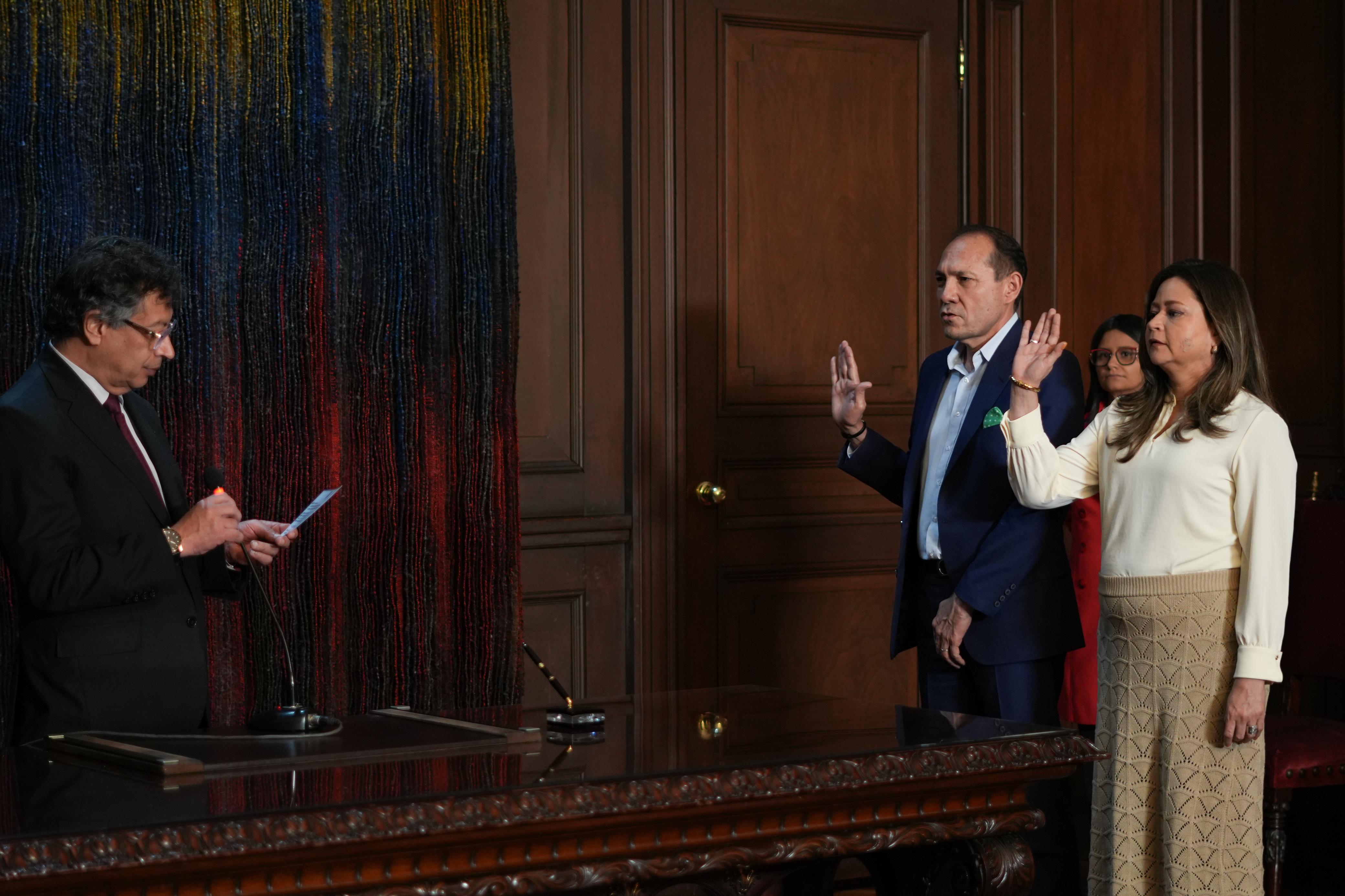 Posesión de los nuevos ministros de Trabajo y Transporte, Antonio Sanguino y María Fernanda Rojas.Foto: Presidencia