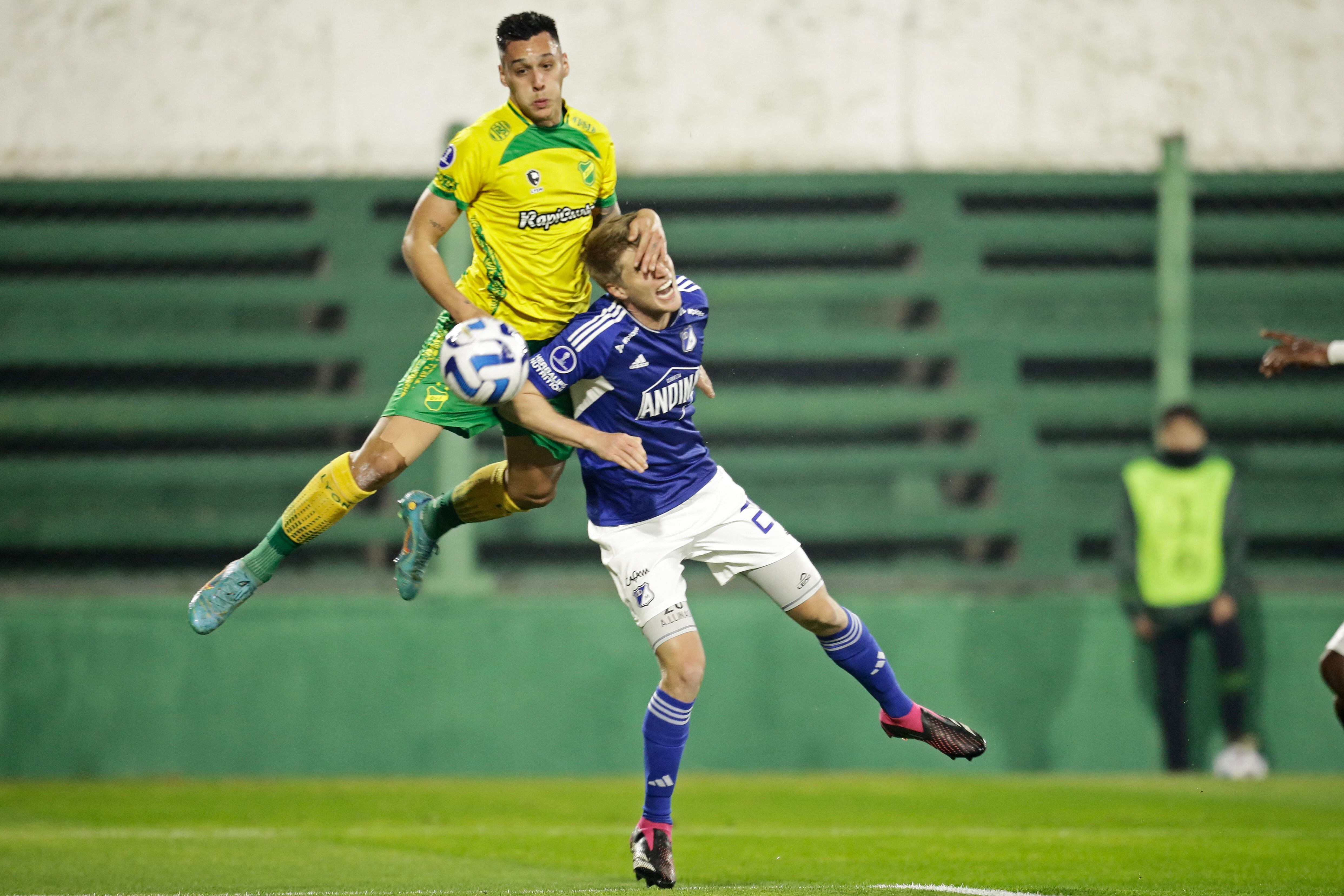 Defensa y Justicia's midfielder Gabriel Alanis (L) and Millonarios' defender Andres Llinas fight for the ball during the Copa Sudamericana group stage second leg football match between Argentina's Defensa y Justicia and Colombia's Millonarios, at the Norberto Tito Tomaghello stadium in Buenos Aires on June 29, 2023. (Photo by Emiliano Lasalvia / AFP) (Photo by EMILIANO LASALVIA/AFP via Getty Images)