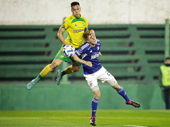 Defensa y Justicia's midfielder Gabriel Alanis (L) and Millonarios' defender Andres Llinas fight for the ball during the Copa Sudamericana group stage second leg football match between Argentina's Defensa y Justicia and Colombia's Millonarios, at the Norberto Tito Tomaghello stadium in Buenos Aires on June 29, 2023. (Photo by Emiliano Lasalvia / AFP) (Photo by EMILIANO LASALVIA/AFP via Getty Images)