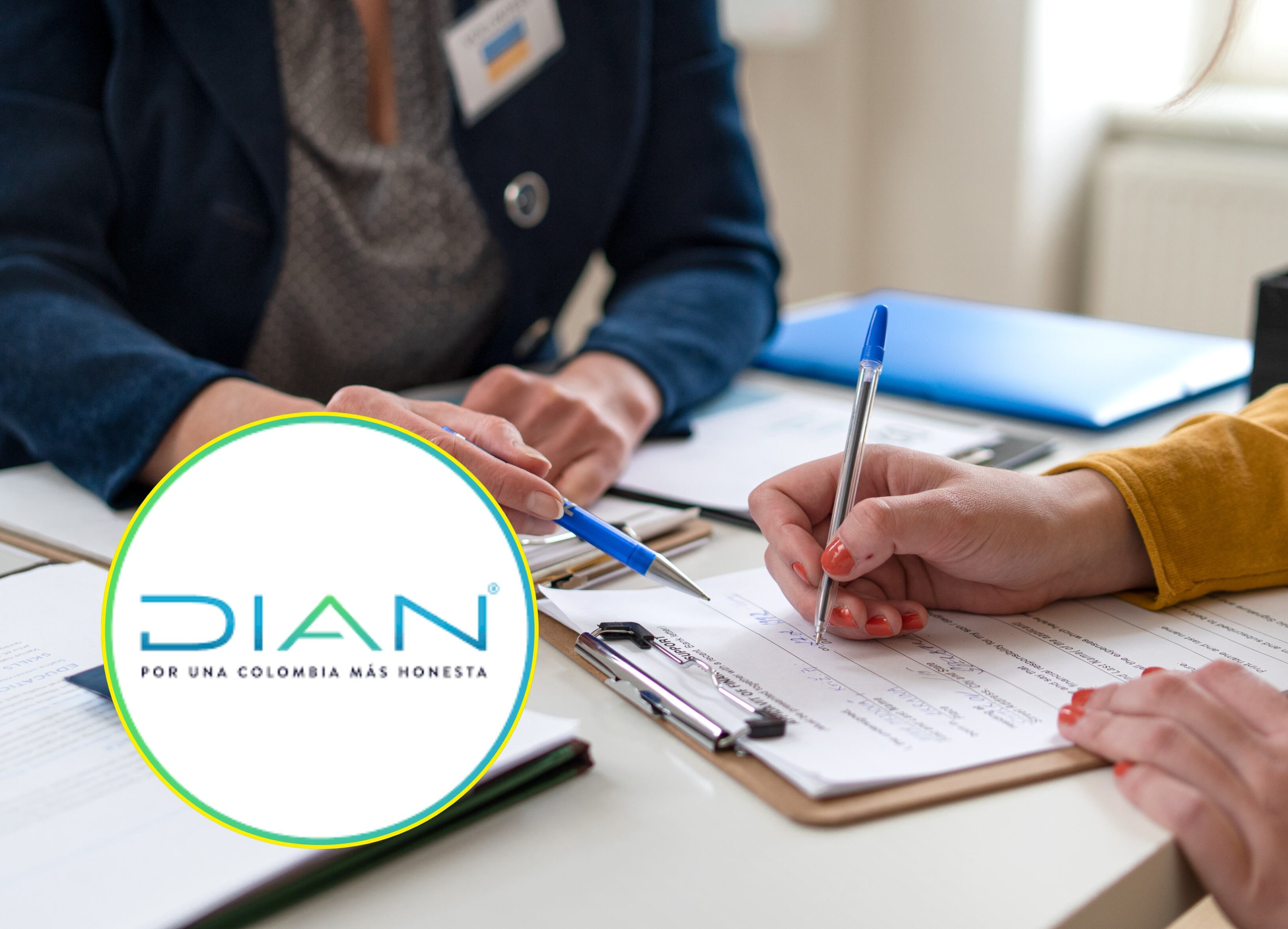 Persona realizando su declaración de renta // Logo de la DIAN // DIAN //  Getty Images