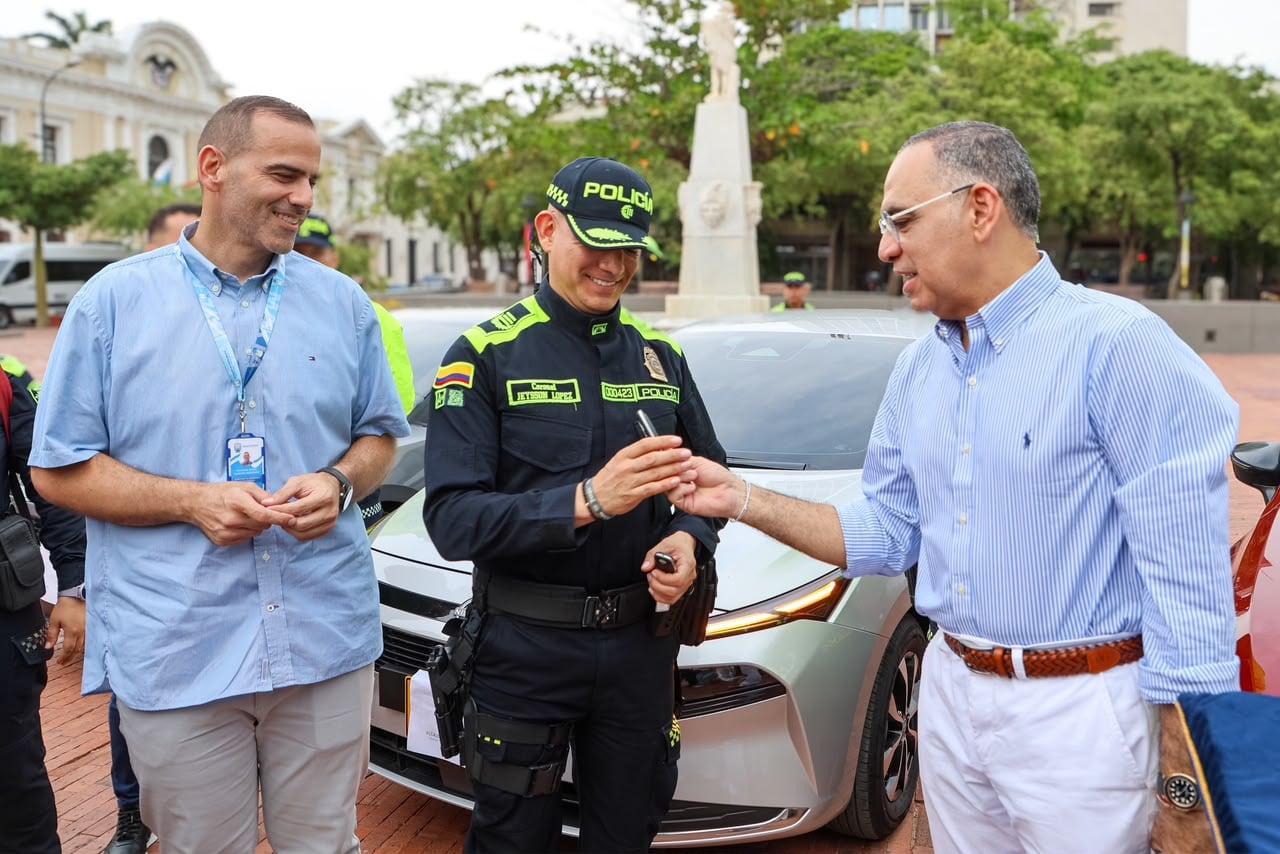 El alcalde Carlos Pinedo entregó cinco vehículos a la Policía y un tractor a Guardacostas. Foto: Alcaldía de Santa Marta