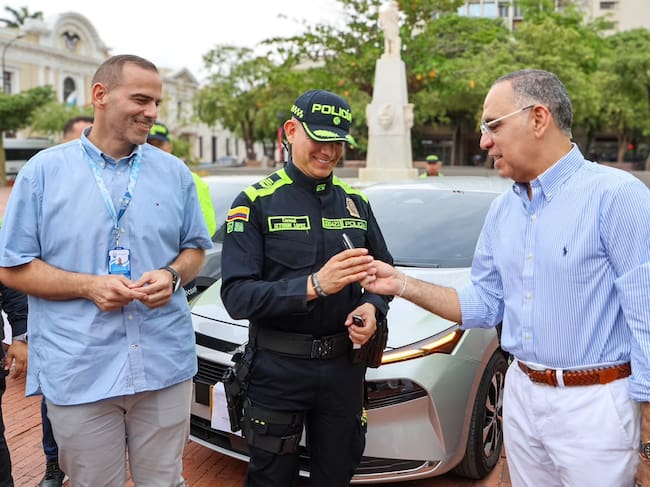 El alcalde Carlos Pinedo entregó cinco vehículos a la Policía y un tractor a Guardacostas. Foto: Alcaldía de Santa Marta