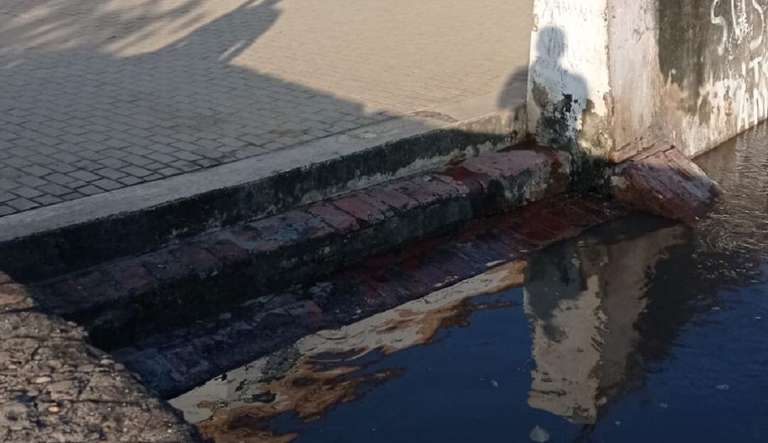 Este “brazo” del río Magdalena presenta una elevación significativa y está a punto de desbordarse hacia el casco urbano del municipio