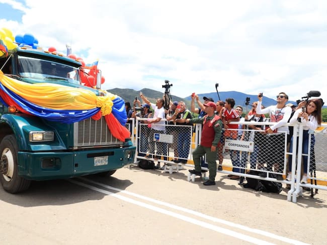 Paso de los primeros camiones de carga durante la apertura de frontera Colombia y Venezuela.