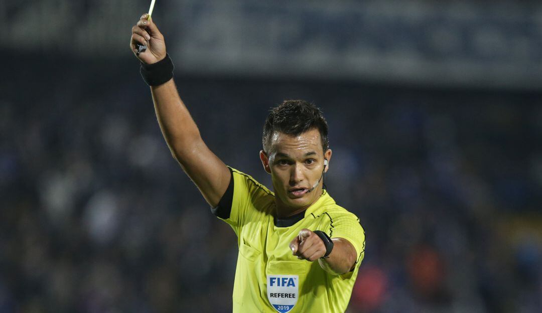 El árbitro colombiano, Nicolás Gallo, durante un partido de la Liga Colombiana.