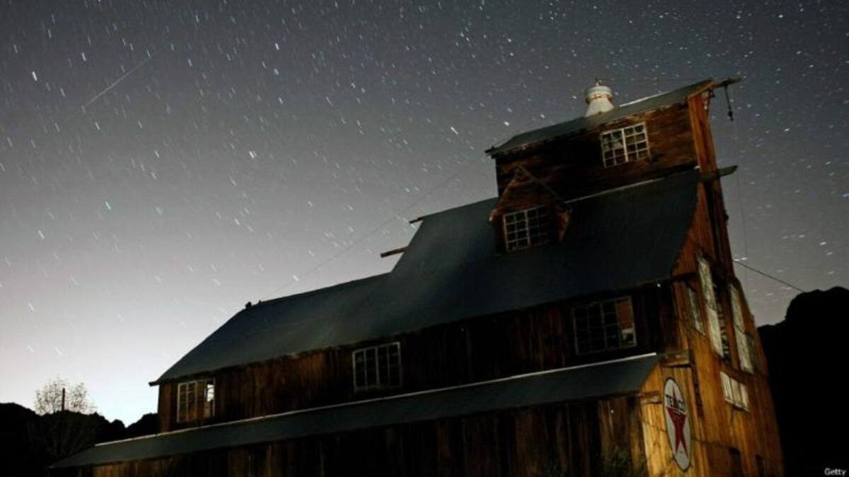 Los rastros de la "estrella fugaz" en el cielo se producen por el movimiento de los meteoritos y la rotación de la Tierra. Esta imagen fue capturada en el cañon de Eldorado, en Nevada, Estados Unidos.
