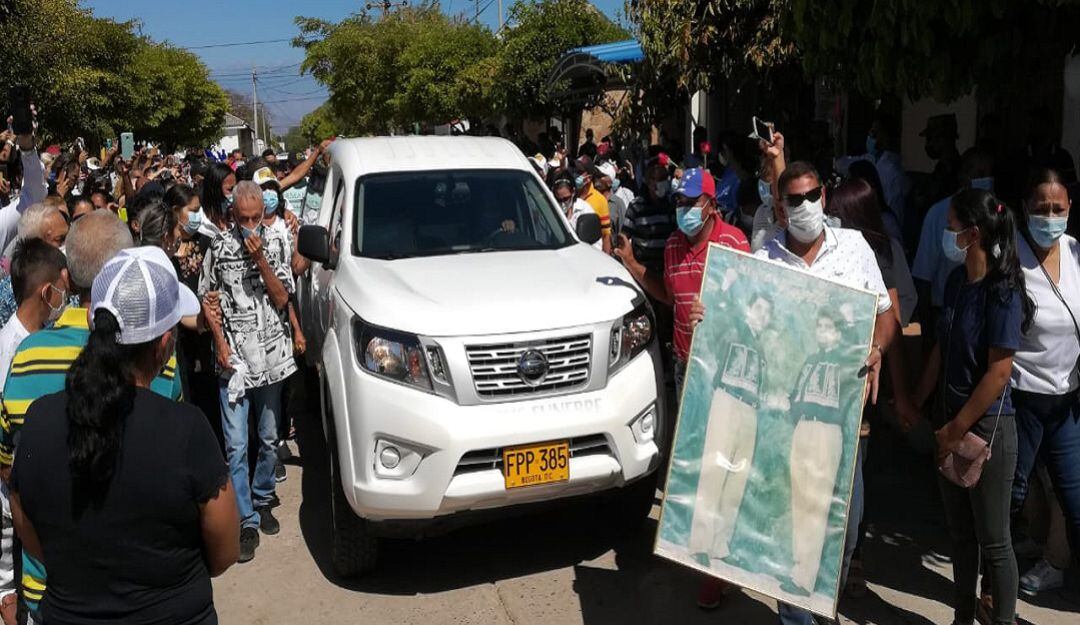 El cuerpo de Jorge Oñate cuando llegaba al municipio de La Paz, Cesar, su tierra natal, donde será sepultado.