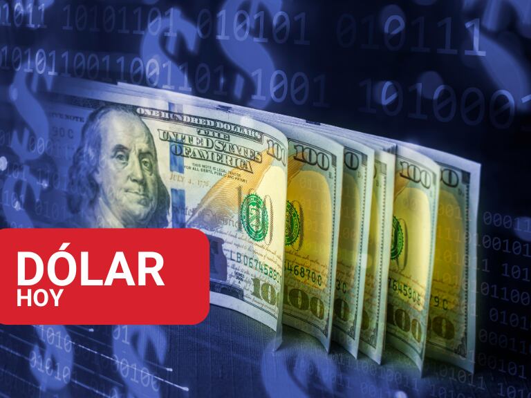 Billetes estadounidenses de 100 dólares en una ilustración con el signo de pesos (Fotos vía Getty Images)