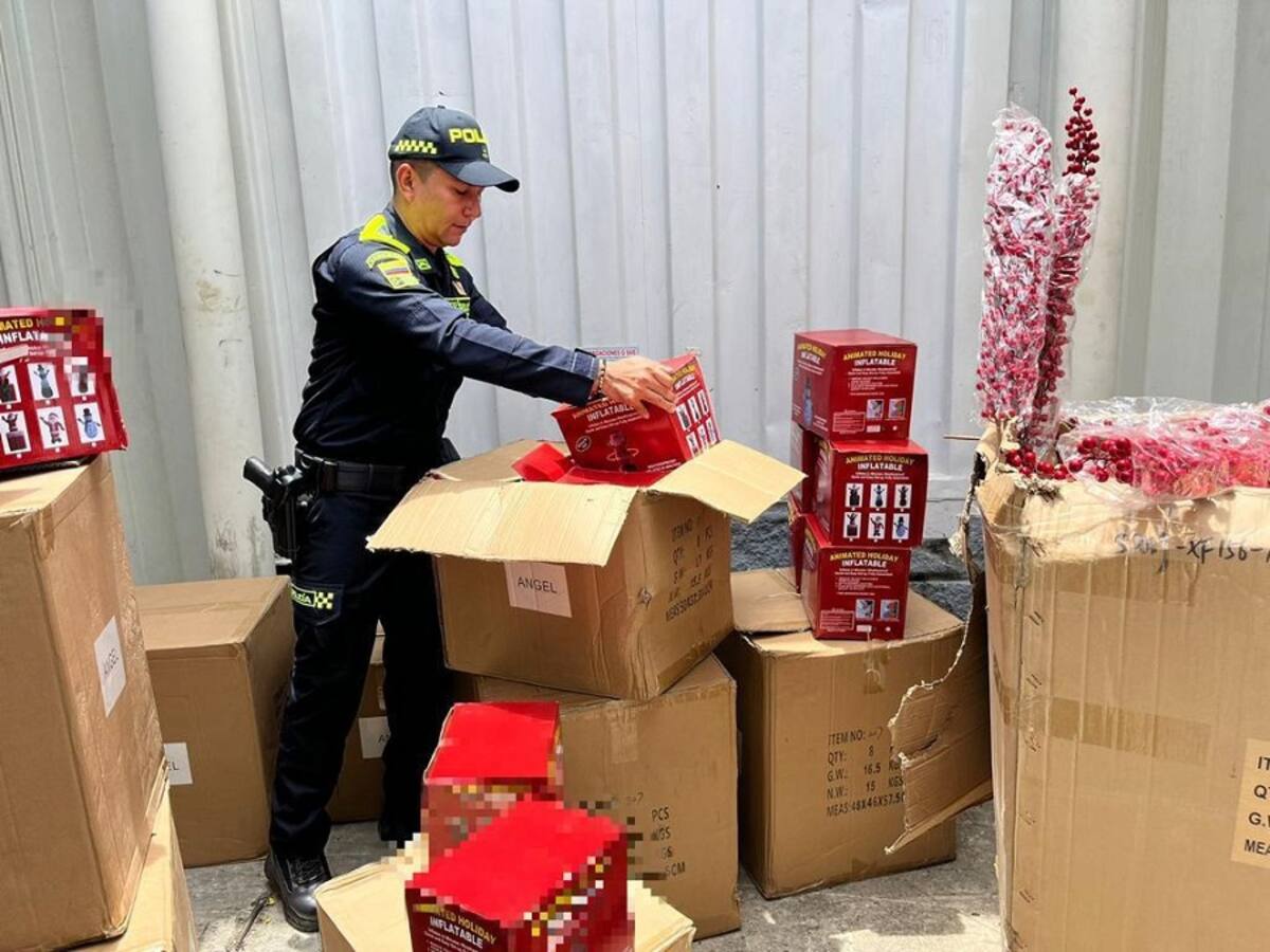 Incautan accesorios navideños de contrabando transportados en un contenedor en Cartagena