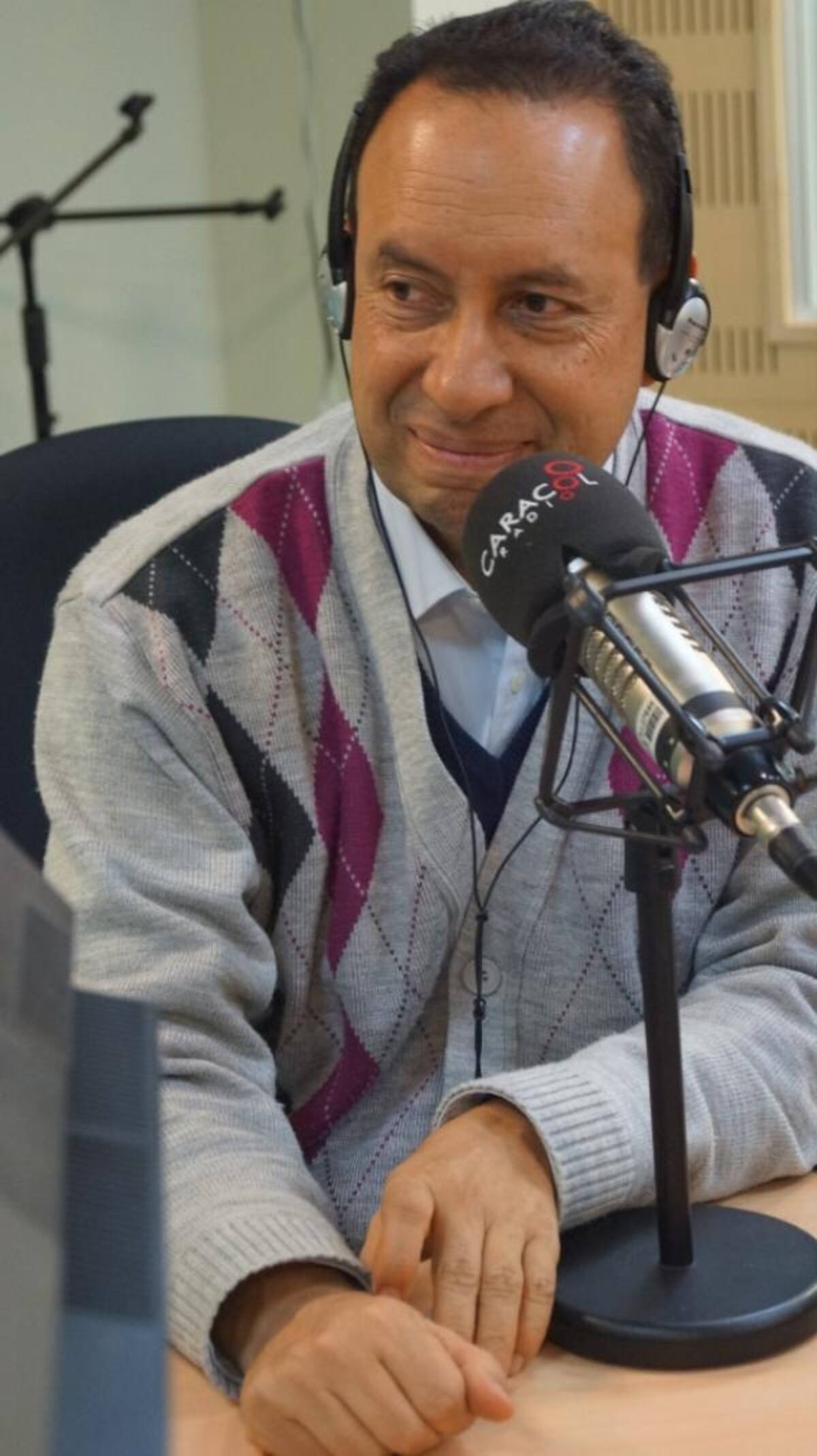 Dr. Leonardo Palacios hablando sobre el funcionamiento del cerebro en entrevista para Sana Mente.