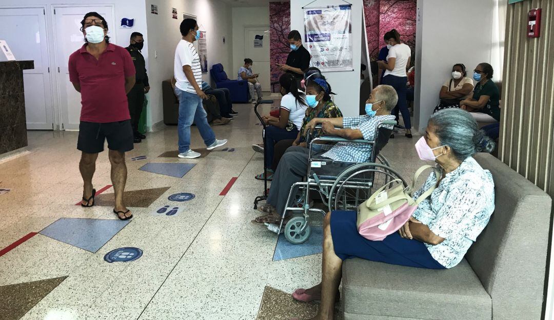 Si hay presencia de signos de peligro como respiración rápida y fiebre persistentes, consulte a un médico de manera urgente