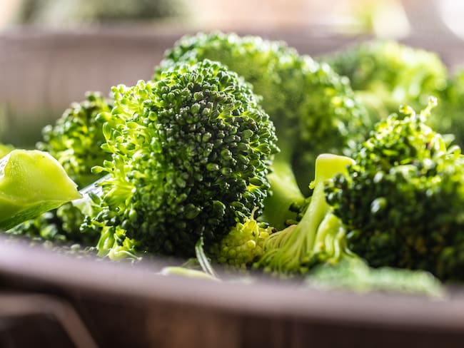 Brócoli sobre la mesa // Getty Images