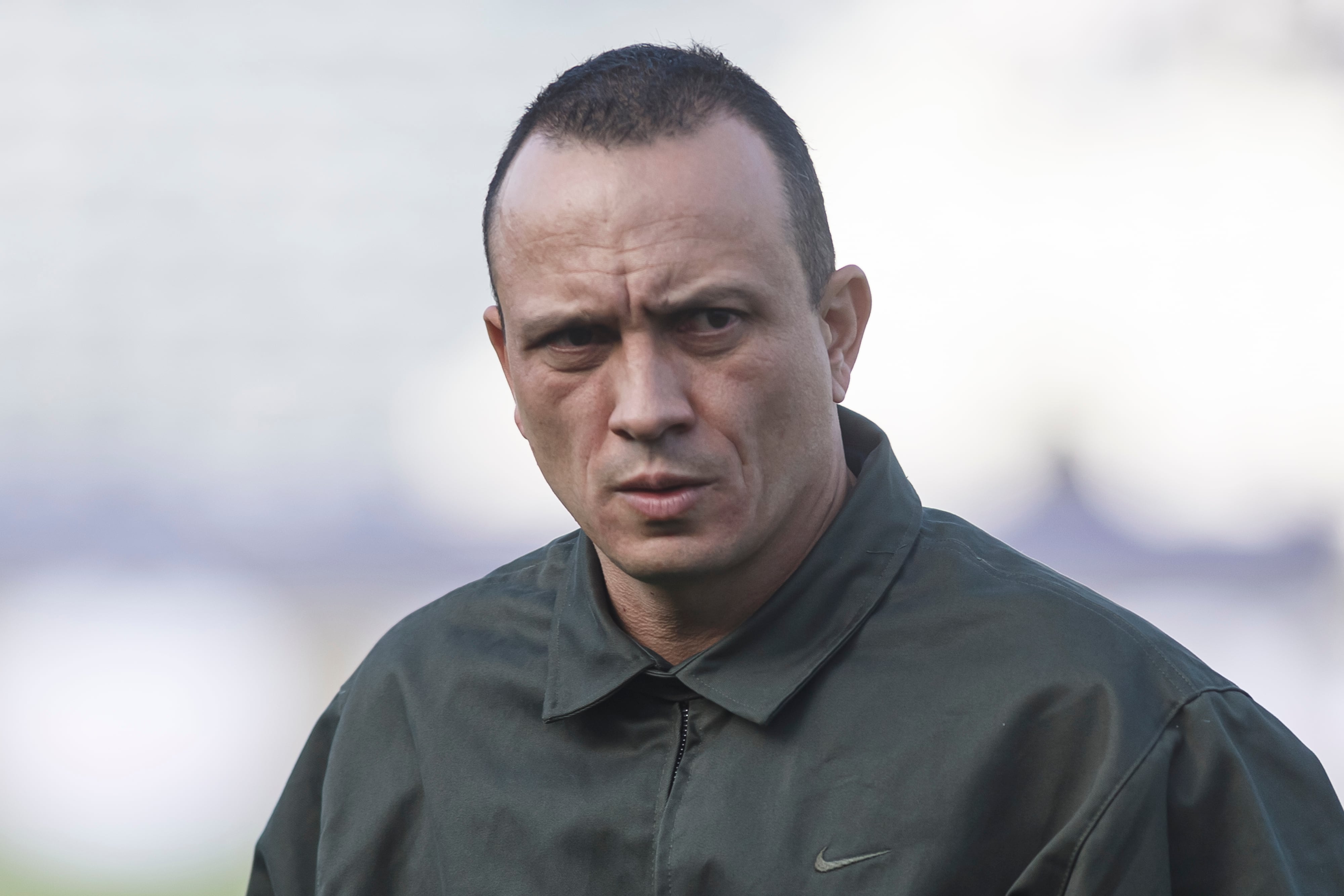 LIMA, PERU - JUNE 30: Alianza Lima Head Coach Alejandro Restrepo getting into the field during Copa Ciudad de Los Reyes match between Sporting Cristal and Alianza Lima at Estadio Alejandro Villanueva on June 30, 2024 in Lima, Peru. (Photo by Martín Fonseca/Eurasia Sport Images/Getty Images)
