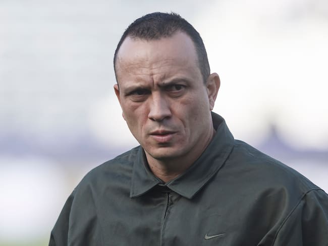 LIMA, PERU - JUNE 30: Alianza Lima Head Coach Alejandro Restrepo getting into the field during Copa Ciudad de Los Reyes match between Sporting Cristal and Alianza Lima at Estadio Alejandro Villanueva on June 30, 2024 in Lima, Peru. (Photo by Martín Fonseca/Eurasia Sport Images/Getty Images)