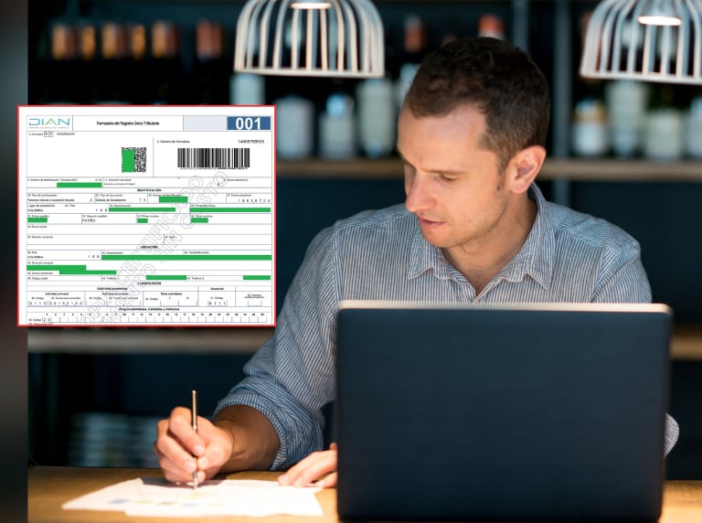 Persona revisando papeles en su computador / RUT DIAN (Getty Images)