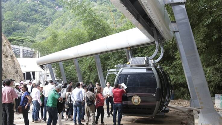 Prueban cabinas de teleférico que operará en un cerro de Bucaramanga
