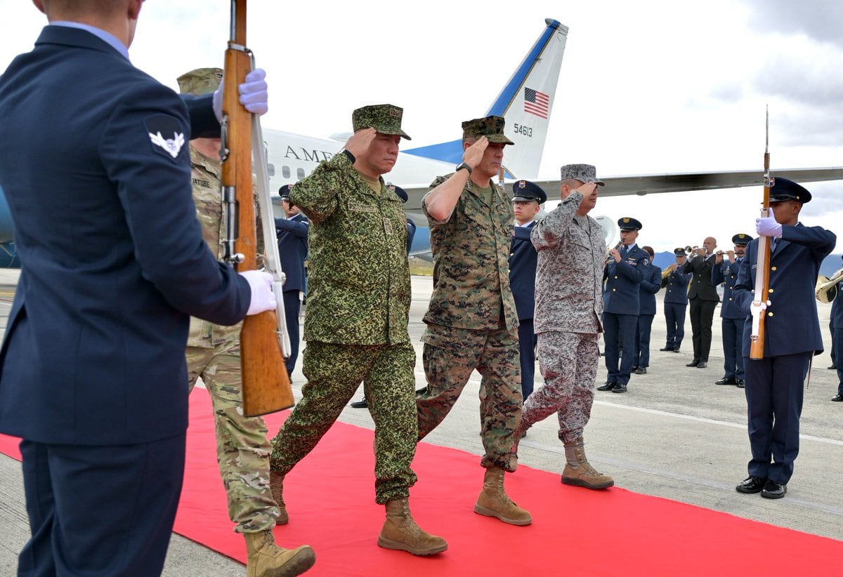 Jefe del Comando Sur de EE. UU., Francis L. Donovan, llega a Colombia para encuentro con la cúpula militar.