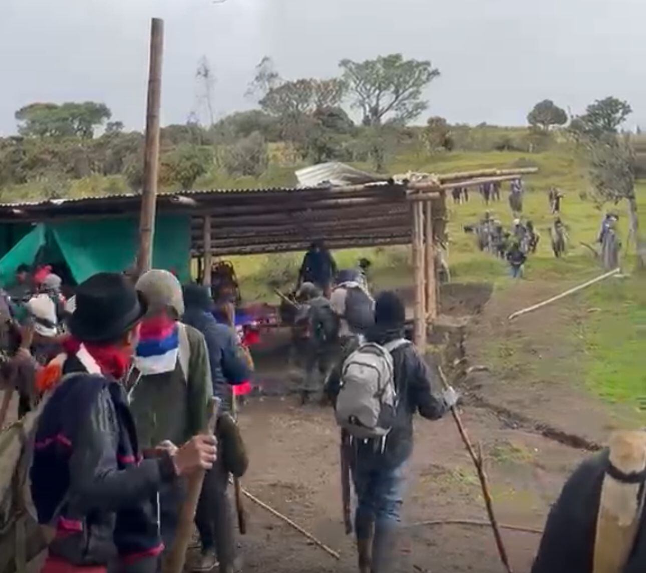 Comunidades indígenas en disputa sector de La Ensillada, zona rural de Silvia, Cauca. Crédito: Suministrada.