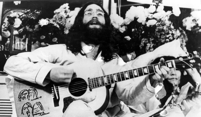 John Lennon fue un artista, músico, multiinstrumentista, cantautor, poeta, dibujante, escritor, actor