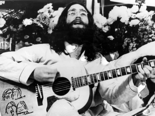 John Lennon fue un artista, músico, multiinstrumentista, cantautor, poeta, dibujante, escritor, actor
