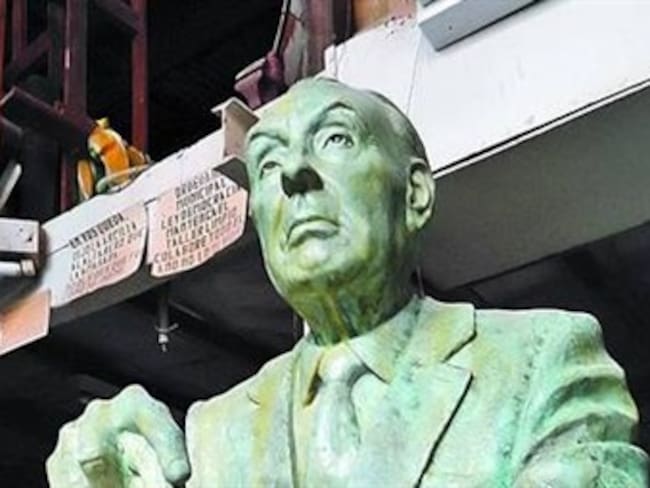 Borges y Evita comparten un jardín en Buenos Aires
