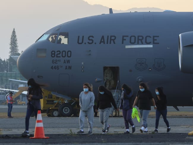 AME5345. BOGOTÁ (COLOMBIA), 05/04/2025.- Fotografía de archivo del 30 de enero de 2025 de un avión de la Fuerza Aérea de los Estados Unidos en el cual llegaron 80 guatemaltecos deportados a Ciudad de Guatemala (Guatemala). Las deportaciones de migrantes desde Estados Unidos por la implacable política migratoria del presidente Donald Trump será uno de los temas a debate obligados en la próxima cumbre de la Comunidad de Estados Latinoamericanos y Caribeños (Celac), con muchos de sus 33 miembros afectados por la expulsión de sus nacionales o la necesidad de aceptar vuelos con ciudadanos de otros países. EFE/ Mariano Macz ARCHIVO