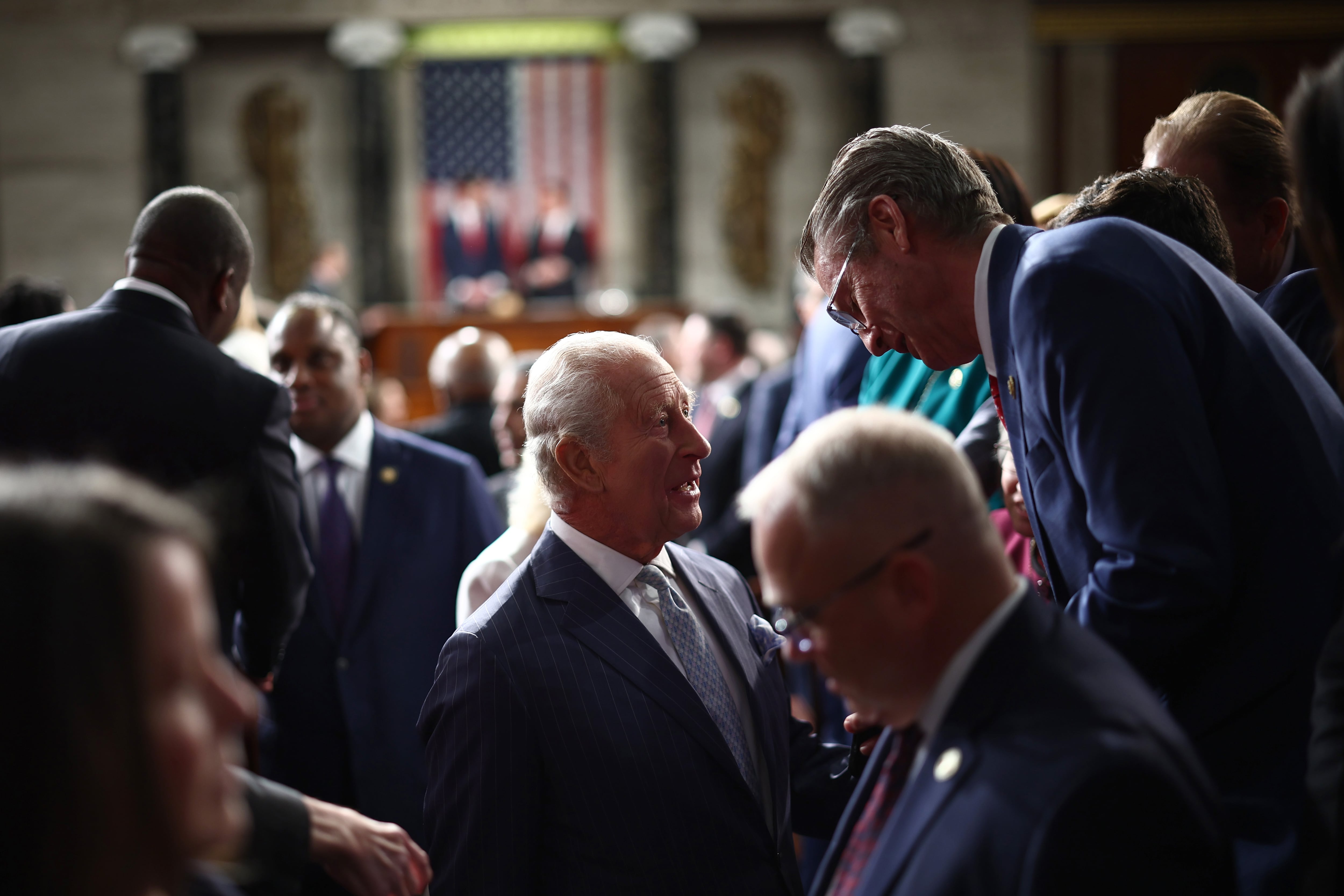 El rey Carlos III saluda congresistas en el Capitolio de Estados Unidos previo a su intervención. 
(Foto:   Henry Nicholls - Pool via Samir Hussein/WireImage)