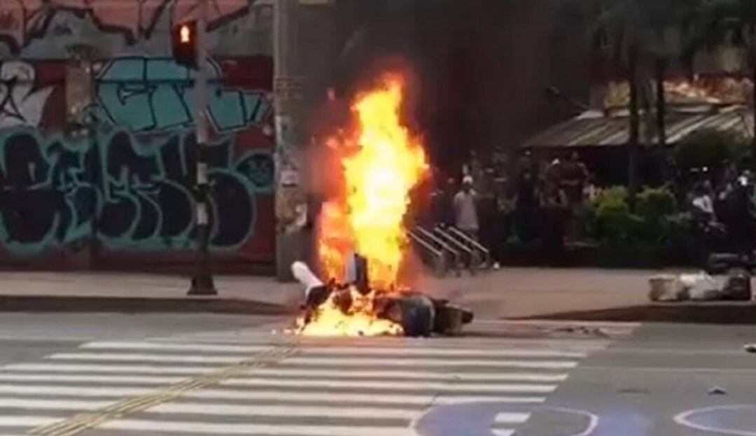 Moto del tránsito quemada en protestas 
