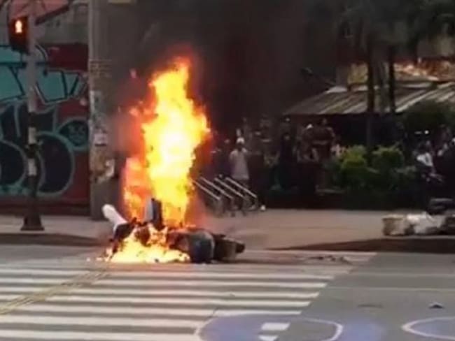 Moto del tránsito quemada en protestas 