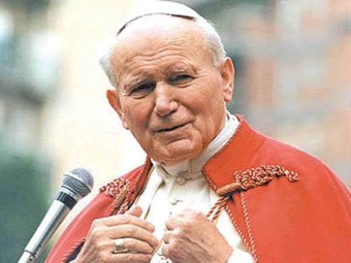 El féretro de Juan Pablo II, sacado de la tumba para la beatificación