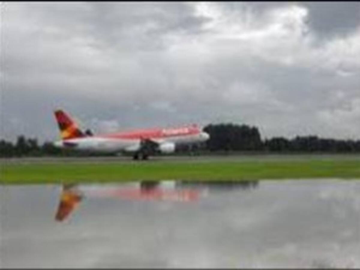 Aerocivil reconoce que riesgo de inundación en pista de El Dorado ocasiona demoras en vuelos
