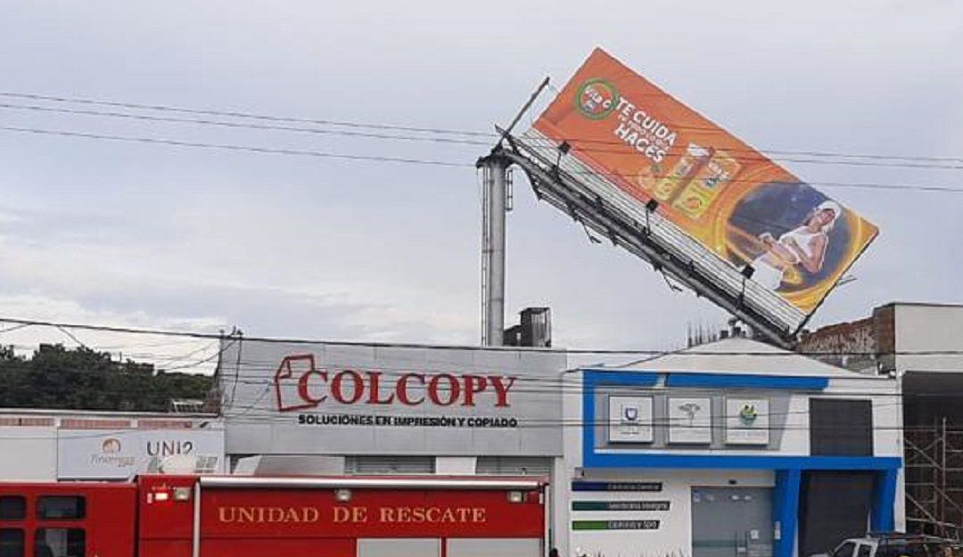 Valla caída en la Carrera 50 con autopista sur