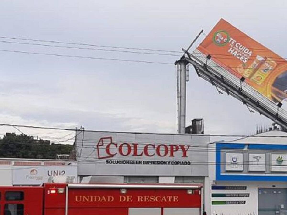 Cae valla publicitaria al sur de Cali, al parecer no cumplía con la norma