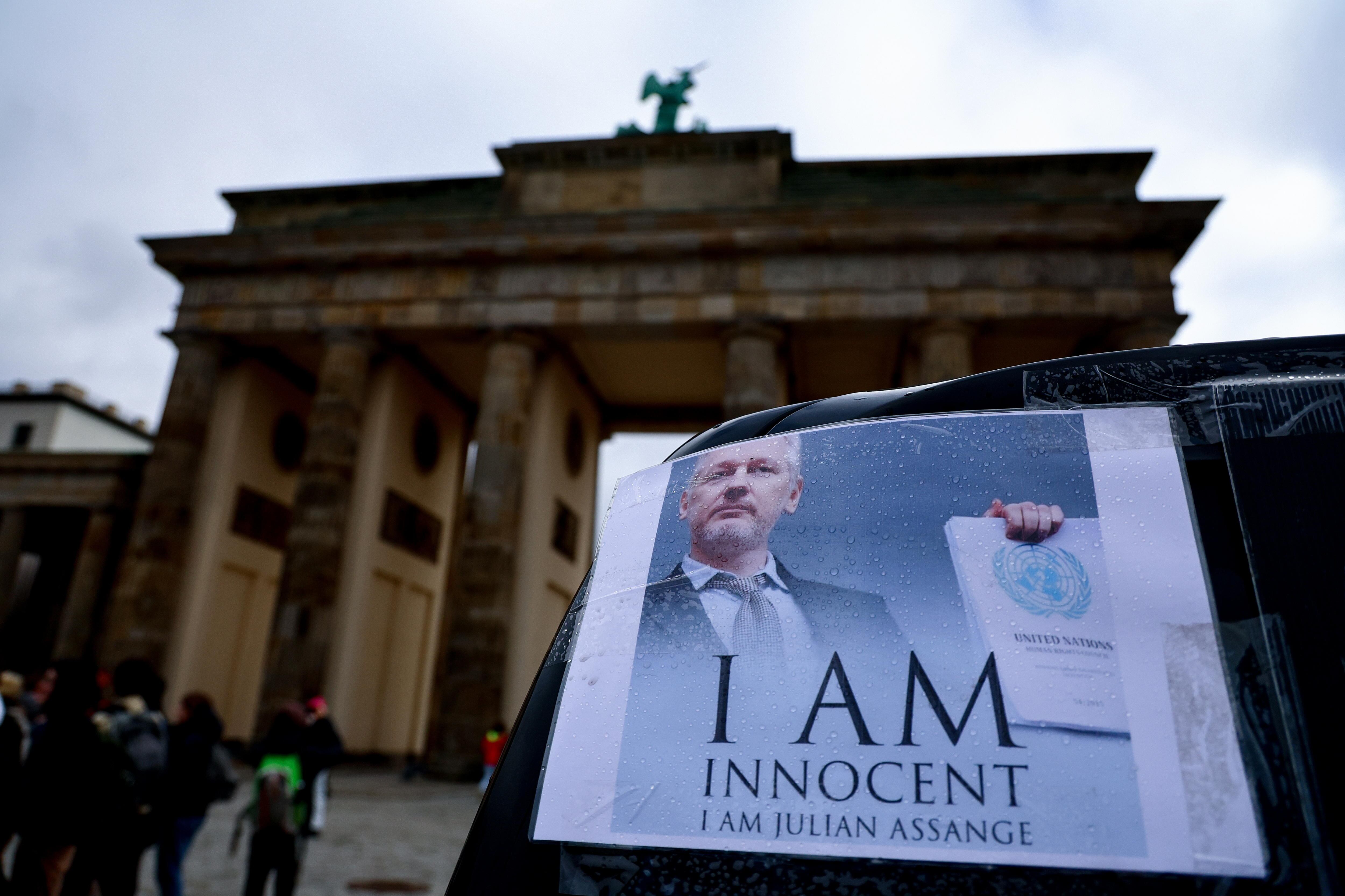 Berlin (Germany), 20/02/2024.- Pro-Assange sticker on a car infront of Brandenburg Gate as pro-Assange campaigners protest in Berlin, Germany 20 February 2024. Julian Assange is facing his final extradition hearing at the High Court on 20 to 21 February. Assange is facing 175 years in a US prison if the hearing goes against him. (Protestas, Alemania) EFE/EPA/Filip Singer