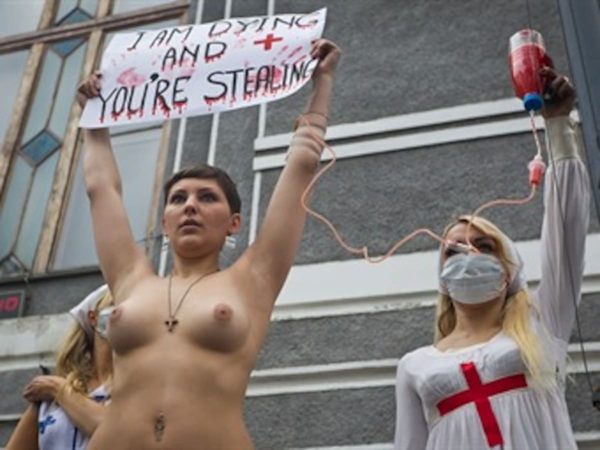Activistas Ucranianas protestan en topless contra el cáncer de seno