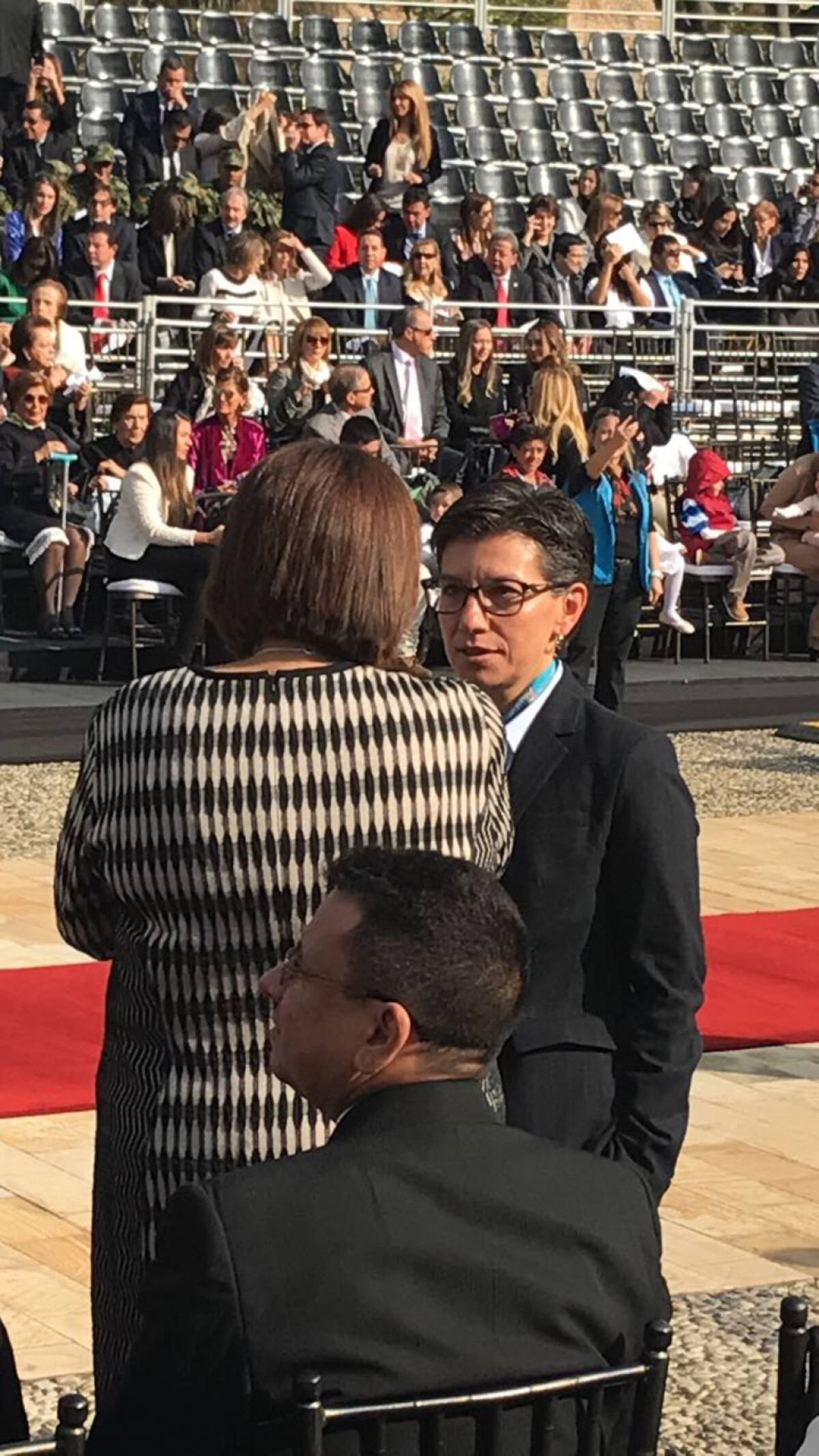 Senadora Claudia López a la espera del sumo pontífice.