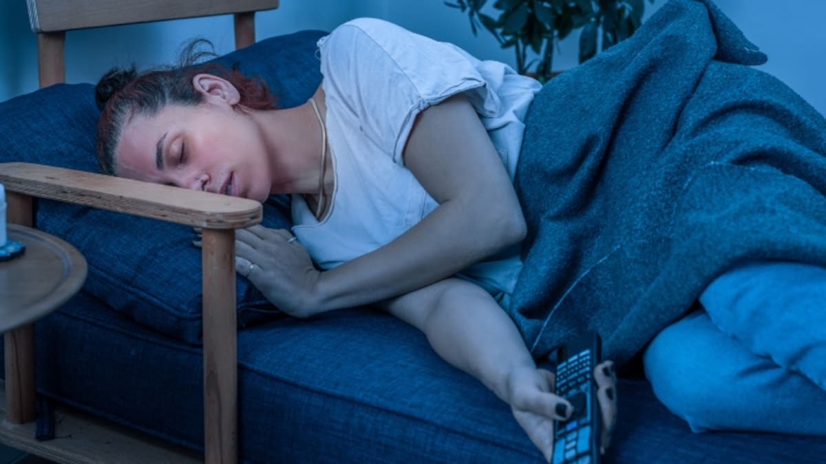 Así afecta a la salud dormir con el televisor encendido, según estudio científico