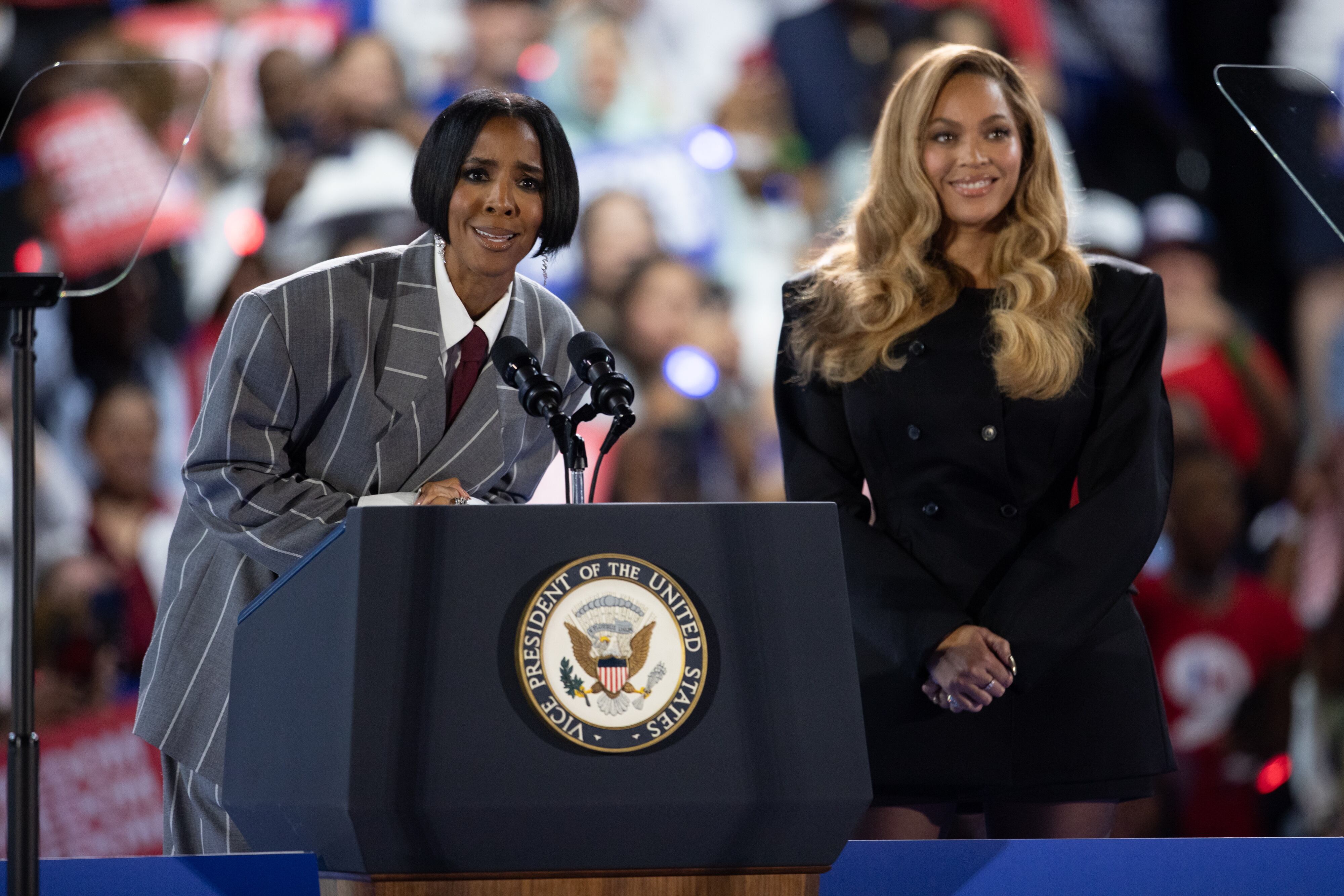 Houston (United States), 25/10/2024.- US singers Kelly Rowland (L) and Beyonce (R) speak during a campaign rally for US Vice President and Democratic presidential nominee Kamala Harris, at the Shell Energy Stadium in Houston, Texas, USA, 25 October 2024. Harris is running against former US president and Republican presidential nominee Donald Trump and the United States will hold its election on 05 November 2024. (Estados Unidos) EFE/EPA/CARLOS RAMIREZ