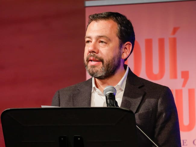 AME063. BOGOTÁ (COLOMBIA), 13/08/2024.- El alcalde de Bogotá, Carlos Fernando Galán, habla durante el lanzamiento del Festival Internacional de las Artes Vivas (FIAV), este martes en el Centro Nacional de las Artes Delia Zapata Olivella, en Bogotá (Colombia). EFE/ Carlos Ortega