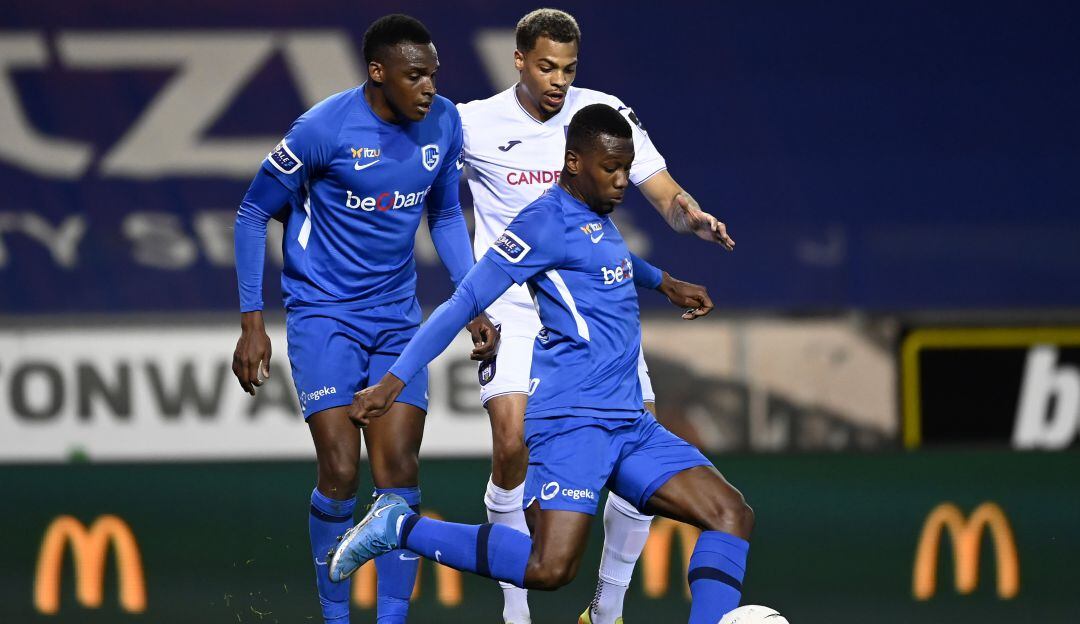 Carlos Cuesta y Jhon Lucumí en un partido por Liga belga