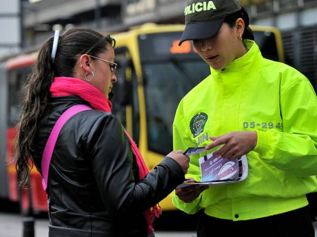 Capturan pareja que atacó a golpes y mordiscos a policías en Transmilenio